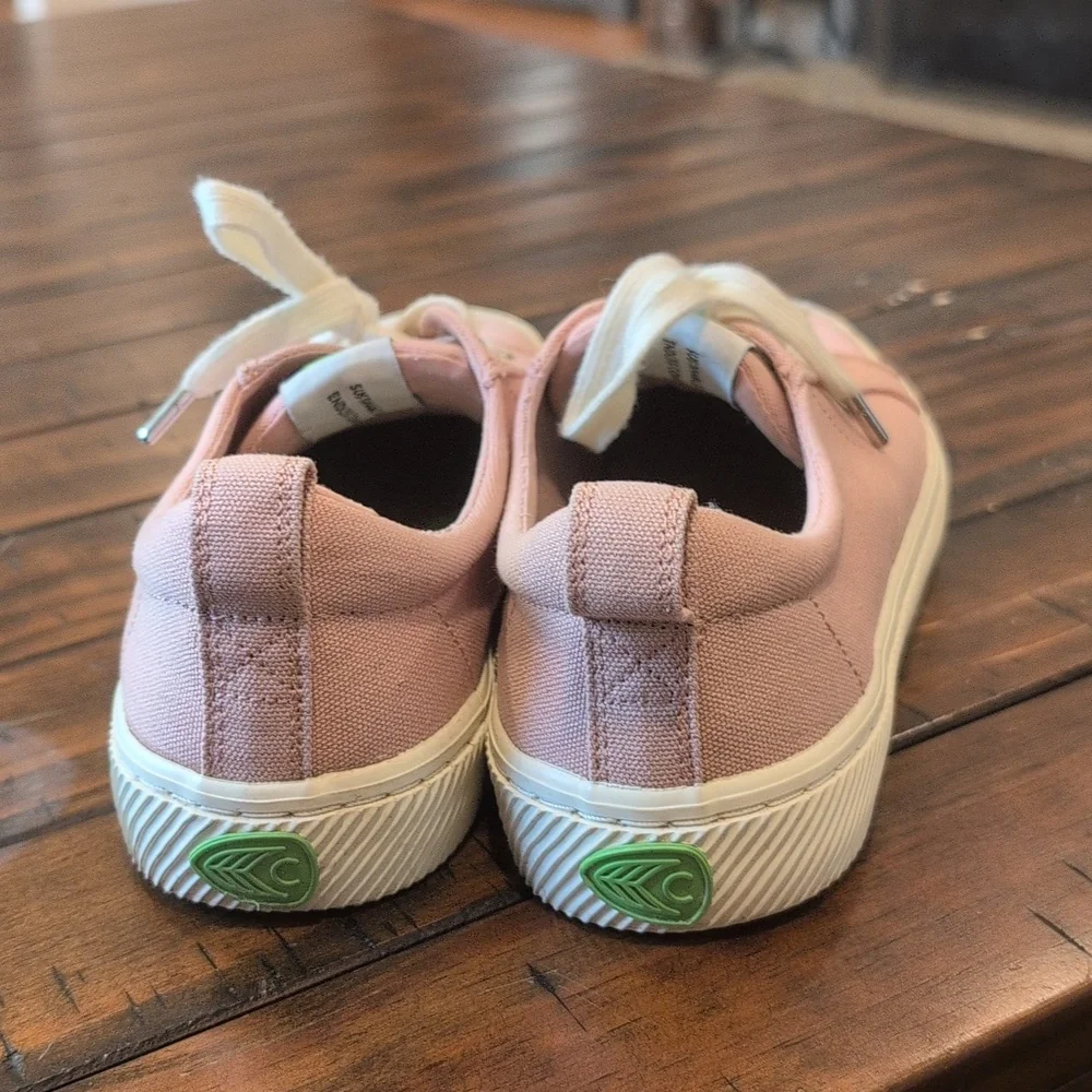 Cariuma OCA Low Sneaker